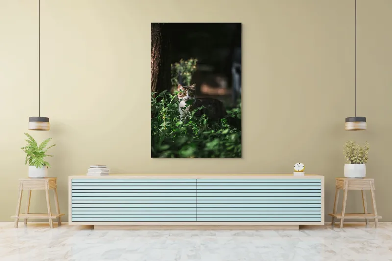 Tablou Canvas, "Motan ascuns între frunze verzi", Pisică, Gălbui, Vegetație, Umbre, Tufișuri, Curiozitate, Noapte, Mister., 100 x 150 cm – poza 4