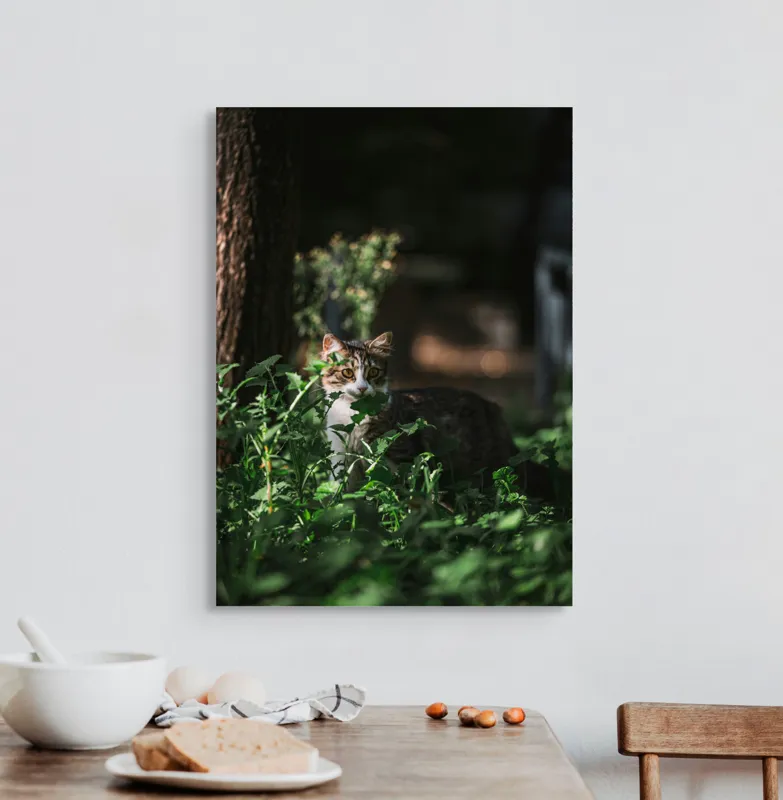 Tablou Canvas, "Motan ascuns între frunze verzi", Pisică, Gălbui, Vegetație, Umbre, Tufișuri, Curiozitate, Noapte, Mister., 50 x 70 cm – poza 3