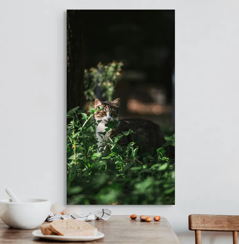Tablou Canvas, "Motan ascuns între frunze verzi", Pisică, Gălbui, Vegetație, Umbre, Tufișuri, Curiozitate, Noapte, Mister., 50 x 90 cm – poza 3