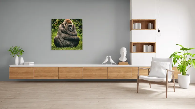 Tablou Canvas, "Gorila meditând în liniștea naturii", Nu pot identifica cine este în imagine, dar pot să descriu scena. Gorilă, Tufișuri, Verdeață, Privire, Odihnă, Blană, Natură, 100 x 100 cm – poza 8