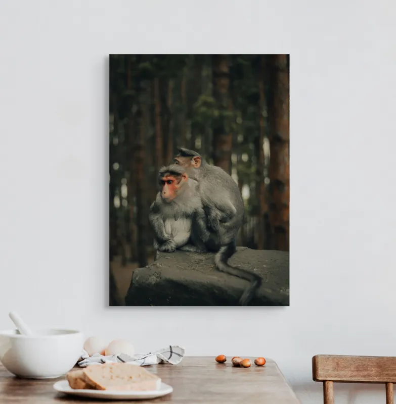 Tablou Canvas, "Două maimuțe în pădure liniștită", Maimuțe, Pădure, Frunze, Tulpini, Copaci, Timp, Liniște, Contemplare, Solidaritate, Natura, 50 x 70 cm – poza 3