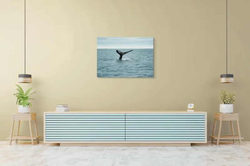 Tablou Canvas, "Coada impunătoare a balenei albastre", Ocean, Balena, Coada, Valuri, Cer, Liber, Apă, Natură., 100 x 70 cm – poza 4