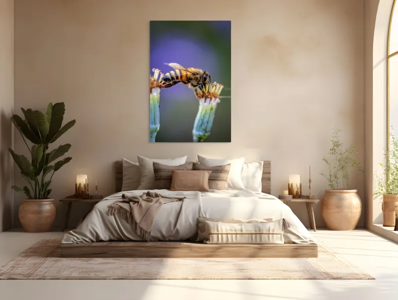 Tablou Canvas, "Albina lucrătoare pe floare delicată", Albină, Polen, Flori, Natural, Fragilitate, Echilibru, Natură, Violet, Verde, Antene, Aripi, 100 x 150 cm – poza 3