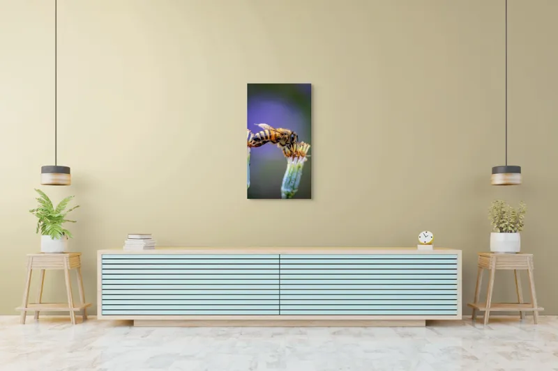 Tablou Canvas, "Albina lucrătoare pe floare delicată", Albină, Polen, Flori, Natural, Fragilitate, Echilibru, Natură, Violet, Verde, Antene, Aripi, 50 x 90 cm – poza 6