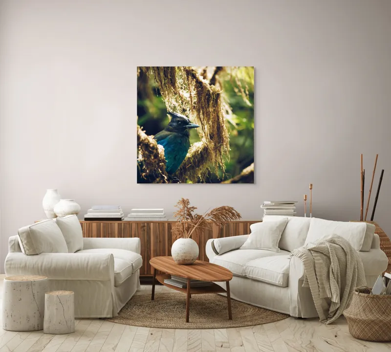 Tablou Canvas, "Pasărea enigmatică în pădurea de mușchi.", Păsăre, Pene, Albastru, Copac, Mușchi, Natură, Lumină, Umbre, Habitat, Frunziș, 100 x 100 cm – poza 3