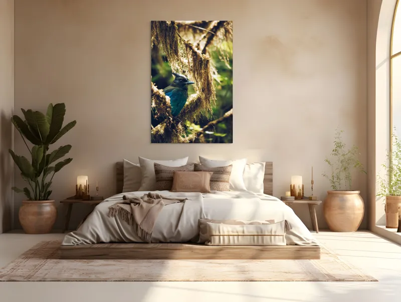 Tablou Canvas, "Pasărea enigmatică în pădurea de mușchi.", Păsăre, Pene, Albastru, Copac, Mușchi, Natură, Lumină, Umbre, Habitat, Frunziș, 100 x 150 cm – poza 3