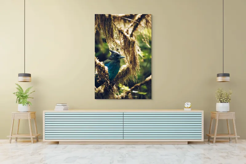 Tablou Canvas, "Pasărea enigmatică în pădurea de mușchi.", Păsăre, Pene, Albastru, Copac, Mușchi, Natură, Lumină, Umbre, Habitat, Frunziș, 100 x 150 cm – poza 4