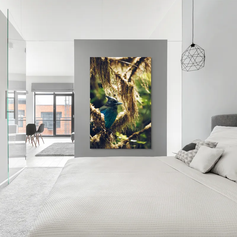 Tablou Canvas, "Pasărea enigmatică în pădurea de mușchi.", Păsăre, Pene, Albastru, Copac, Mușchi, Natură, Lumină, Umbre, Habitat, Frunziș, 100 x 150 cm – poza 5