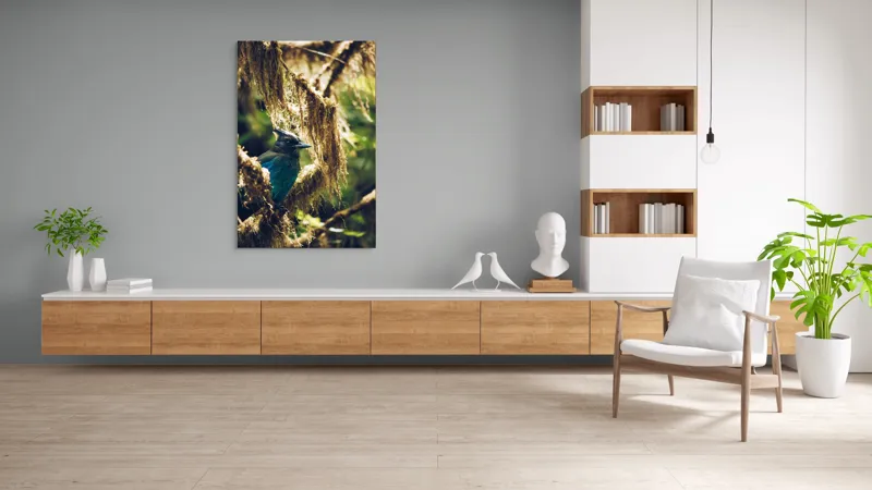 Tablou Canvas, "Pasărea enigmatică în pădurea de mușchi.", Păsăre, Pene, Albastru, Copac, Mușchi, Natură, Lumină, Umbre, Habitat, Frunziș, 100 x 150 cm – poza 8