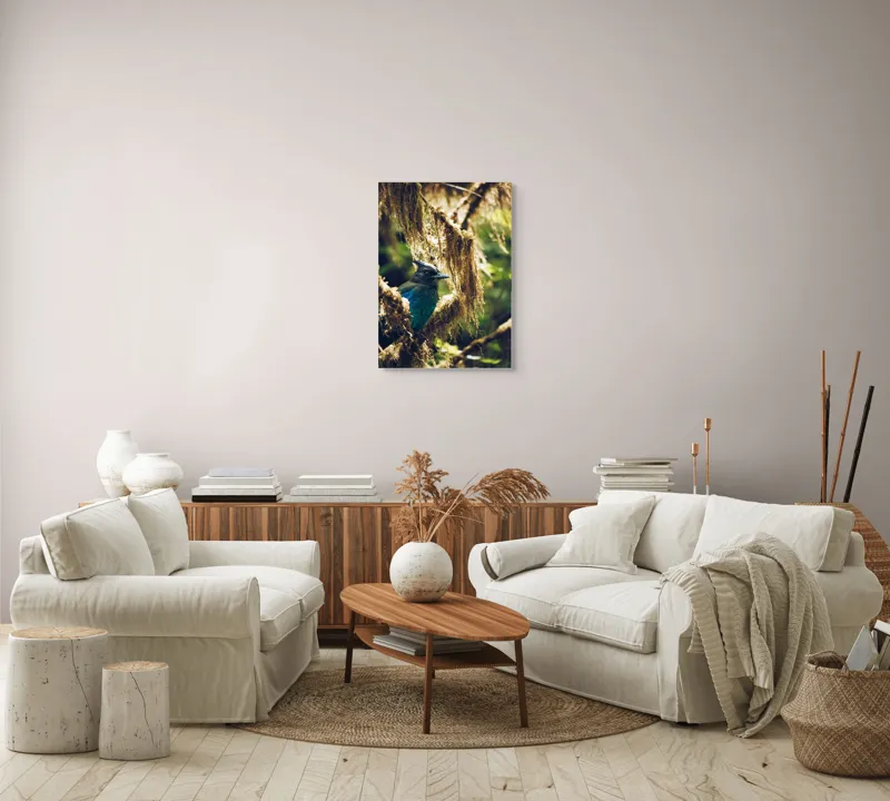 Tablou Canvas, "Pasărea enigmatică în pădurea de mușchi.", Păsăre, Pene, Albastru, Copac, Mușchi, Natură, Lumină, Umbre, Habitat, Frunziș, 50 x 70 cm – poza 4