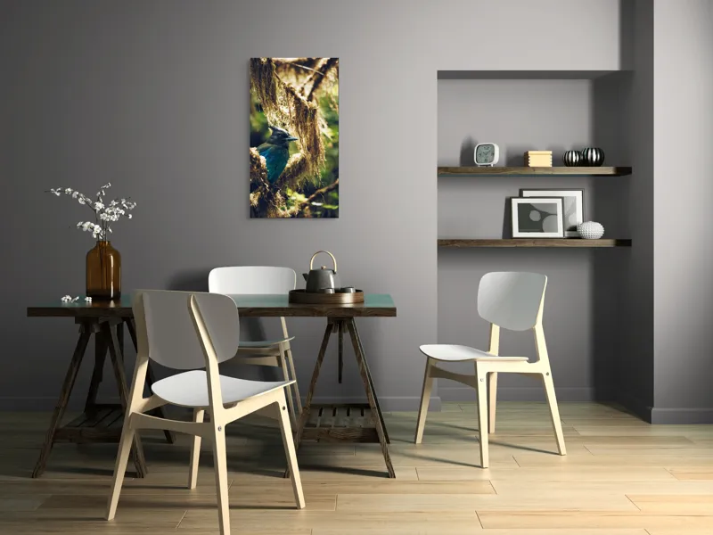 Tablou Canvas, "Pasărea enigmatică în pădurea de mușchi.", Păsăre, Pene, Albastru, Copac, Mușchi, Natură, Lumină, Umbre, Habitat, Frunziș, 50 x 90 cm – poza 4