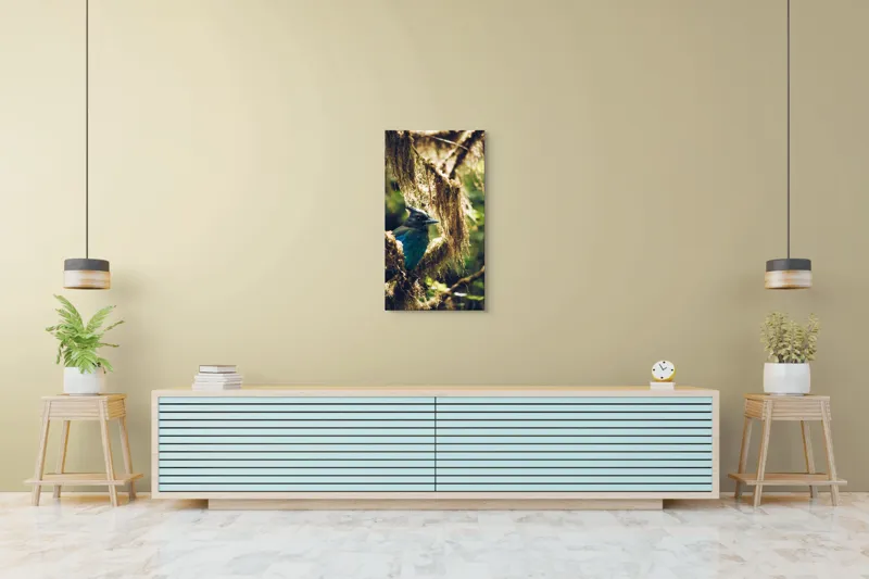 Tablou Canvas, "Pasărea enigmatică în pădurea de mușchi.", Păsăre, Pene, Albastru, Copac, Mușchi, Natură, Lumină, Umbre, Habitat, Frunziș, 50 x 90 cm – poza 6