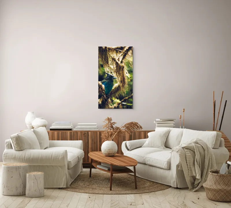 Tablou Canvas, "Pasărea enigmatică în pădurea de mușchi.", Păsăre, Pene, Albastru, Copac, Mușchi, Natură, Lumină, Umbre, Habitat, Frunziș, 50 x 90 cm – poza 7