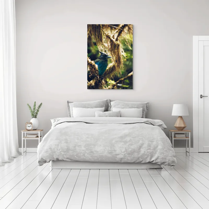 Tablou Canvas, "Pasărea enigmatică în pădurea de mușchi.", Păsăre, Pene, Albastru, Copac, Mușchi, Natură, Lumină, Umbre, Habitat, Frunziș, 70 x 100 cm – poza 3