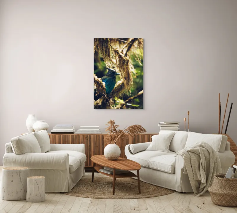 Tablou Canvas, "Pasărea enigmatică în pădurea de mușchi.", Păsăre, Pene, Albastru, Copac, Mușchi, Natură, Lumină, Umbre, Habitat, Frunziș, 70 x 100 cm – poza 4