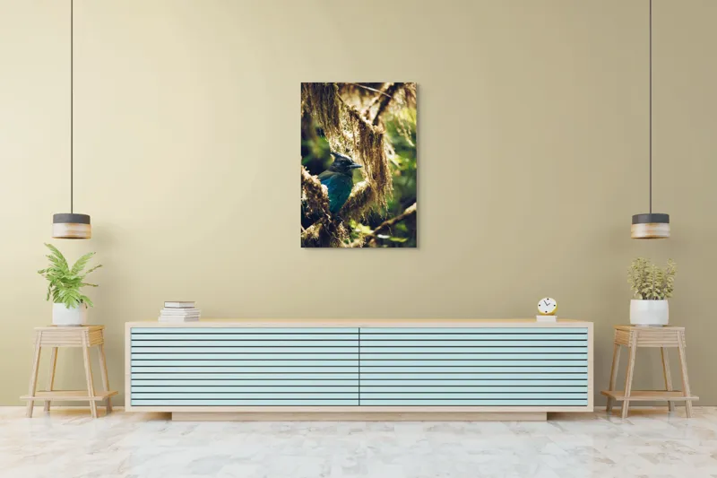 Tablou Canvas, "Pasărea enigmatică în pădurea de mușchi.", Păsăre, Pene, Albastru, Copac, Mușchi, Natură, Lumină, Umbre, Habitat, Frunziș, 70 x 100 cm – poza 5