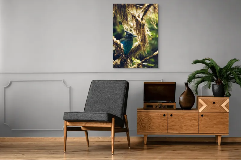 Tablou Canvas, "Pasărea enigmatică în pădurea de mușchi.", Păsăre, Pene, Albastru, Copac, Mușchi, Natură, Lumină, Umbre, Habitat, Frunziș, 70 x 100 cm – poza 6