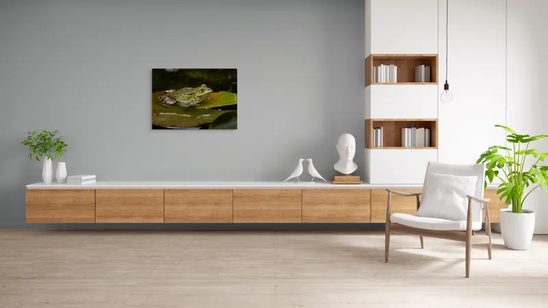 Tablou Canvas, "Broasca odihnindu-se pe o frunză", Broască, Apă, Frunză, Ochi, Natură, Verde, Reflecție, Piele, Habitat, Calm., 100 x 70 cm – poza 6