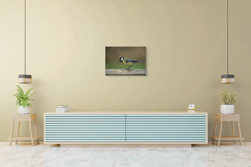 Tablou Canvas, "Mierla savurând semințe gustoase pe masă", Pasăre, Pițigoi, Penaj, Grăunțe, Masa, Natură, Verde, Negru, Alb, Galben, Lemn, Exterioară., 70 x 50 cm – poza 7