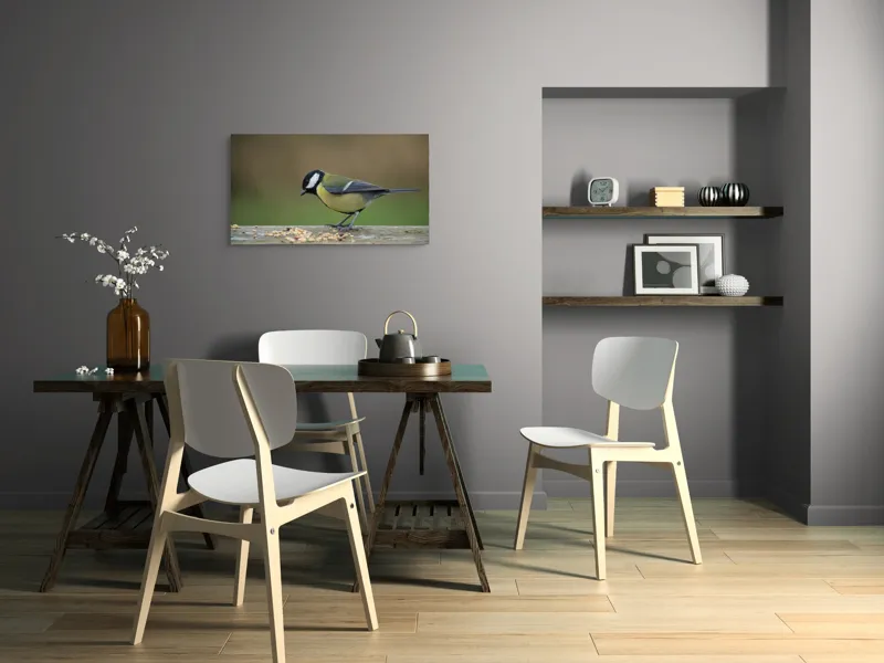 Tablou Canvas, "Mierla savurând semințe gustoase pe masă", Pasăre, Pițigoi, Penaj, Grăunțe, Masa, Natură, Verde, Negru, Alb, Galben, Lemn, Exterioară., 90 x 50 cm – poza 3