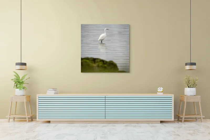 Tablou Canvas, "Egreta solitară pe lac liniștit", Pasăre, Apă, Reflecție, Stânci, Tranquilitate, Natură, Eleganță, 100 x 100 cm – poza 5