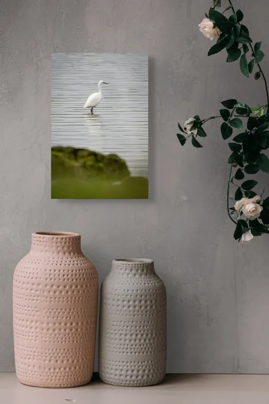Tablou Canvas, "Egreta solitară pe lac liniștit", Pasăre, Apă, Reflecție, Stânci, Tranquilitate, Natură, Eleganță, 26 x 39 cm – poza 6