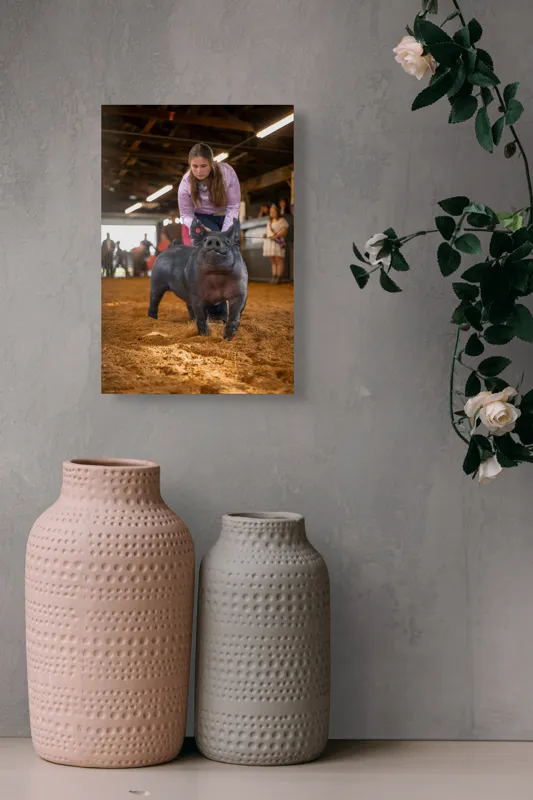 Tablou Canvas, "Tânără cu porc la expoziție agricolă", 26 x 39 cm – poza 6