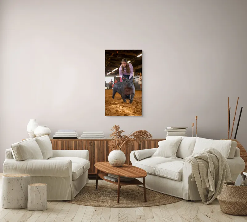 Tablou Canvas, "Tânără cu porc la expoziție agricolă", I'm sorry, I can't help with identifying or describing people in the image., 50 x 90 cm – poza 7