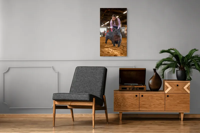 Tablou Canvas, "Tânără cu porc la expoziție agricolă", I'm sorry, I can't help with identifying or describing people in the image., 50 x 90 cm – poza 8