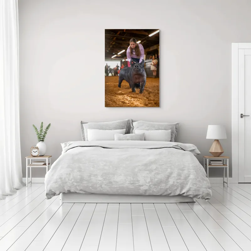 Tablou Canvas, "Tânără cu porc la expoziție agricolă", 70 x 100 cm – poza 3