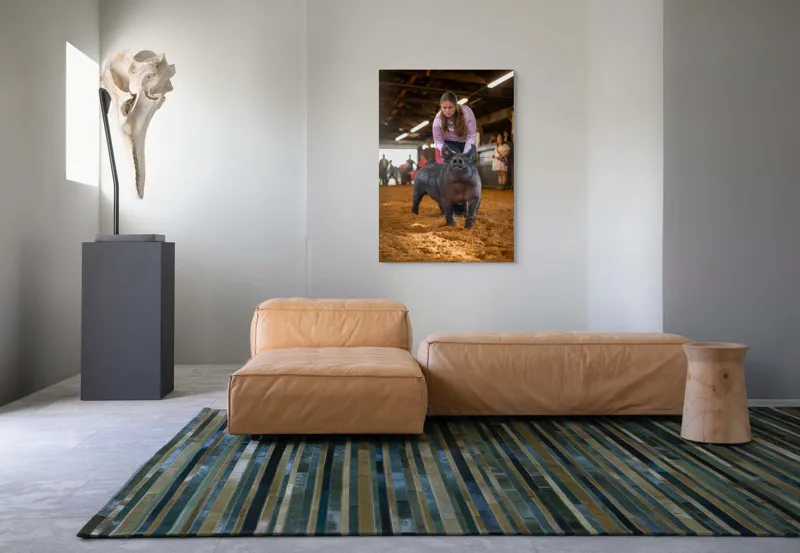 Tablou Canvas, "Tânără cu porc la expoziție agricolă", 70 x 100 cm – poza 7