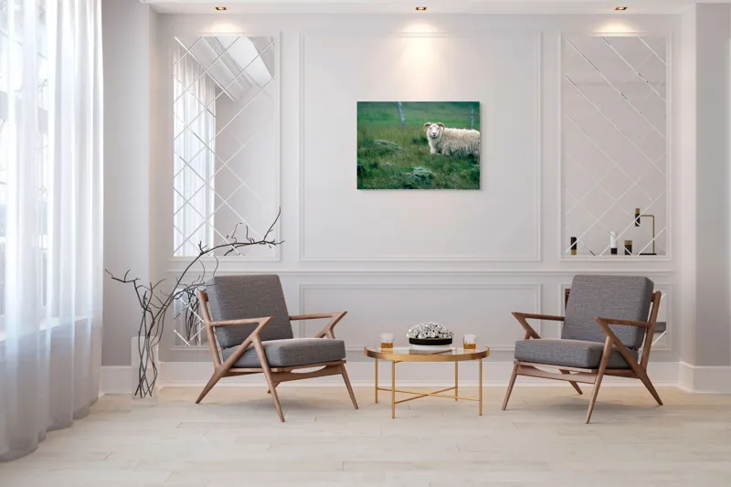 Tablou Canvas, "Berbecul singuratic pe câmp verde", Oaie, Câmp, Verdeață, Gard, Corn, Blană, Pășune, Nori, Natural, Peisaj, 100 x 70 cm – poza 5