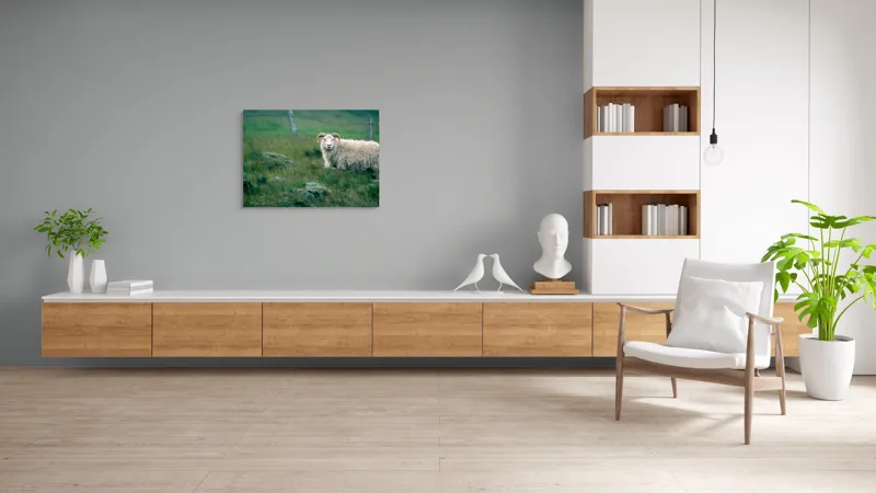 Tablou Canvas, "Berbecul singuratic pe câmp verde", Oaie, Câmp, Verdeață, Gard, Corn, Blană, Pășune, Nori, Natural, Peisaj, 100 x 70 cm – poza 6