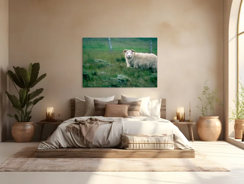 Tablou Canvas, "Berbecul singuratic pe câmp verde", Oaie, Câmp, Verdeață, Gard, Corn, Blană, Pășune, Nori, Natural, Peisaj, 150 x 100 cm – poza 4