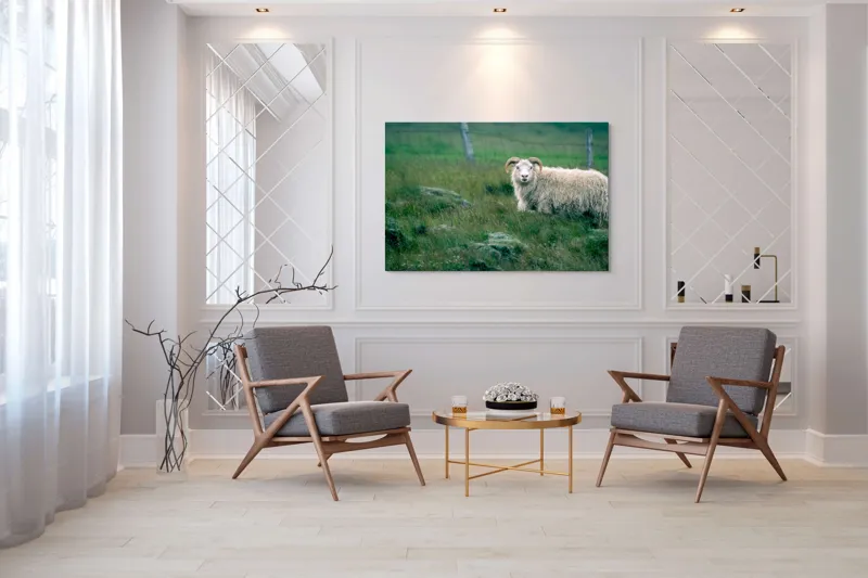 Tablou Canvas, "Berbecul singuratic pe câmp verde", Oaie, Câmp, Verdeață, Gard, Corn, Blană, Pășune, Nori, Natural, Peisaj, 150 x 100 cm – poza 7