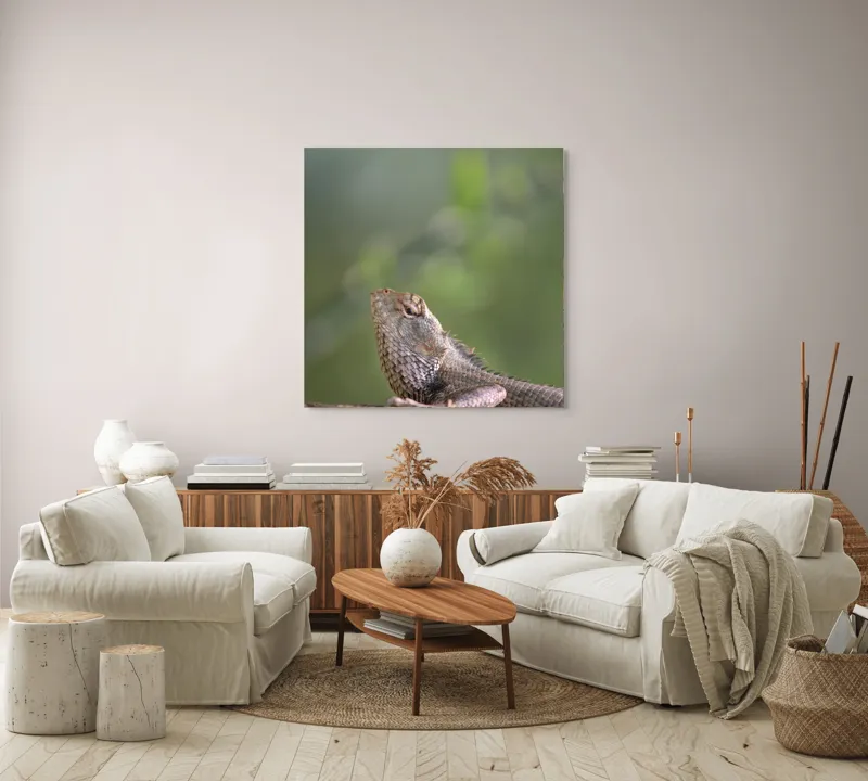 Tablou Canvas, "Șopârlă odihnindu-se pe trunchi verde", Șopârlă, Verde, Textură, Natură, Bokeh, Ramură, Solzi, Echilibru, Obișnuit, Relaxare, 100 x 100 cm – poza 3