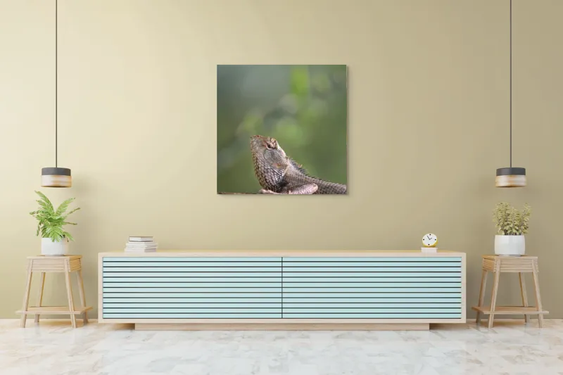 Tablou Canvas, "Șopârlă odihnindu-se pe trunchi verde", Șopârlă, Verde, Textură, Natură, Bokeh, Ramură, Solzi, Echilibru, Obișnuit, Relaxare, 100 x 100 cm – poza 5