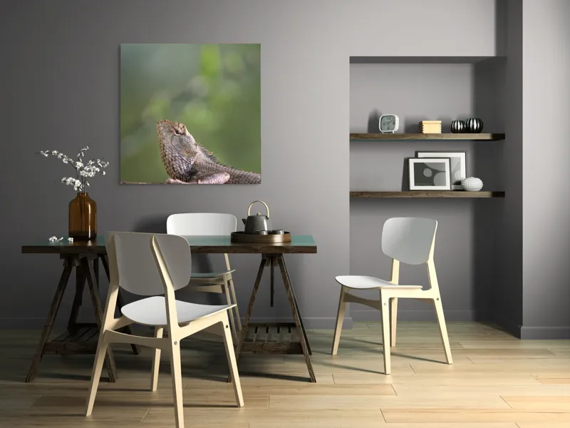 Tablou Canvas, "Șopârlă odihnindu-se pe trunchi verde", Șopârlă, Verde, Textură, Natură, Bokeh, Ramură, Solzi, Echilibru, Obișnuit, Relaxare, 100 x 100 cm – poza 6