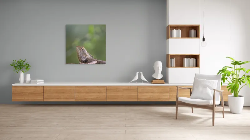 Tablou Canvas, "Șopârlă odihnindu-se pe trunchi verde", Șopârlă, Verde, Textură, Natură, Bokeh, Ramură, Solzi, Echilibru, Obișnuit, Relaxare, 100 x 100 cm – poza 8