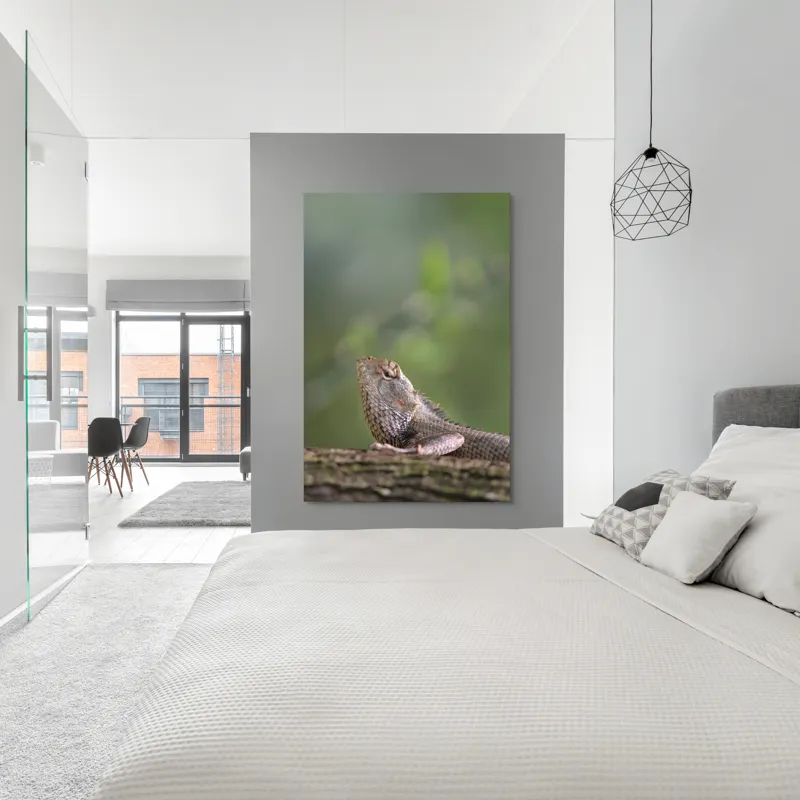 Tablou Canvas, "Șopârlă odihnindu-se pe trunchi verde", Șopârlă, Verde, Textură, Natură, Bokeh, Ramură, Solzi, Echilibru, Obișnuit, Relaxare, 100 x 150 cm – poza 5