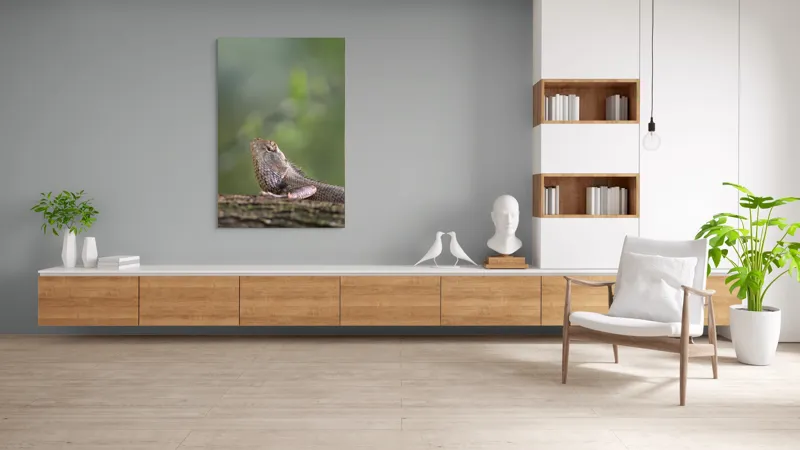 Tablou Canvas, "Șopârlă odihnindu-se pe trunchi verde", Șopârlă, Verde, Textură, Natură, Bokeh, Ramură, Solzi, Echilibru, Obișnuit, Relaxare, 100 x 150 cm – poza 8