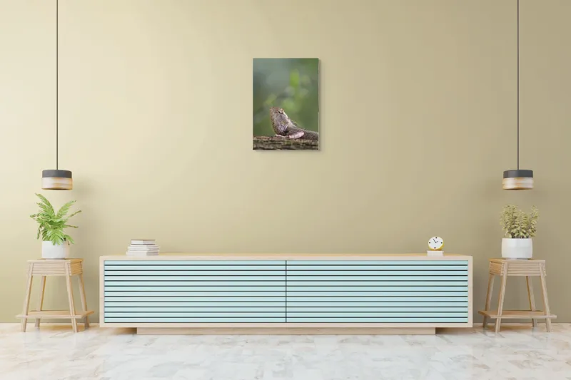 Tablou Canvas, "Șopârlă odihnindu-se pe trunchi verde", Șopârlă, Verde, Textură, Natură, Bokeh, Ramură, Solzi, Echilibru, Obișnuit, Relaxare, 50 x 70 cm – poza 6