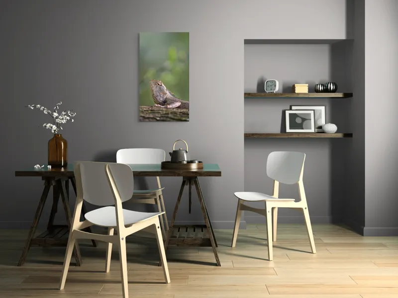 Tablou Canvas, "Șopârlă odihnindu-se pe trunchi verde", Șopârlă, Verde, Textură, Natură, Bokeh, Ramură, Solzi, Echilibru, Obișnuit, Relaxare, 50 x 90 cm – poza 4