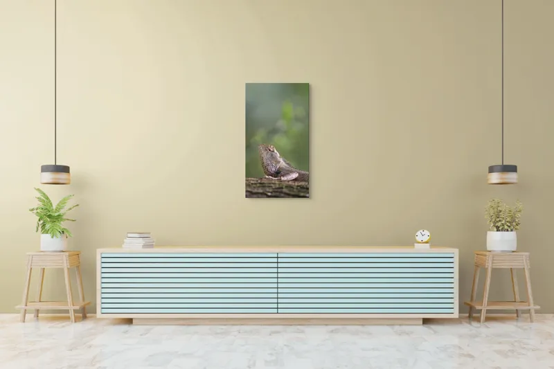 Tablou Canvas, "Șopârlă odihnindu-se pe trunchi verde", Șopârlă, Verde, Textură, Natură, Bokeh, Ramură, Solzi, Echilibru, Obișnuit, Relaxare, 50 x 90 cm – poza 6