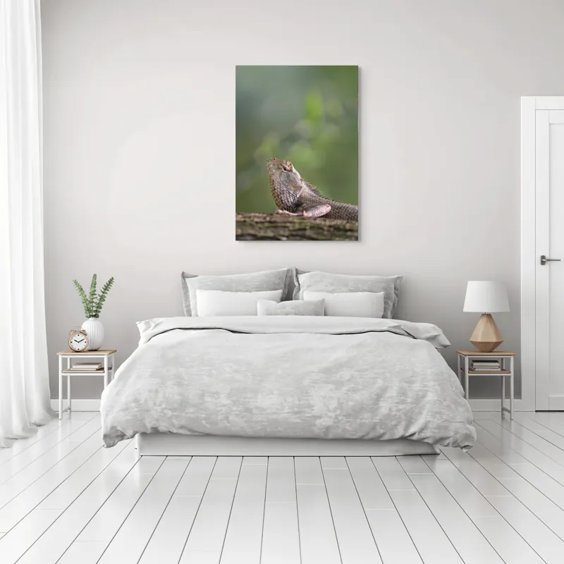 Tablou Canvas, "Șopârlă odihnindu-se pe trunchi verde", Șopârlă, Verde, Textură, Natură, Bokeh, Ramură, Solzi, Echilibru, Obișnuit, Relaxare, 70 x 100 cm – poza 3