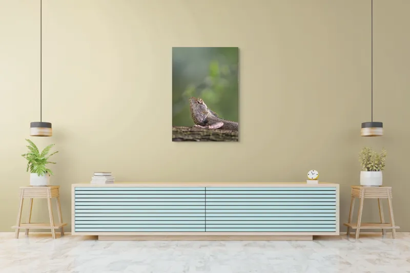 Tablou Canvas, "Șopârlă odihnindu-se pe trunchi verde", Șopârlă, Verde, Textură, Natură, Bokeh, Ramură, Solzi, Echilibru, Obișnuit, Relaxare, 70 x 100 cm – poza 5