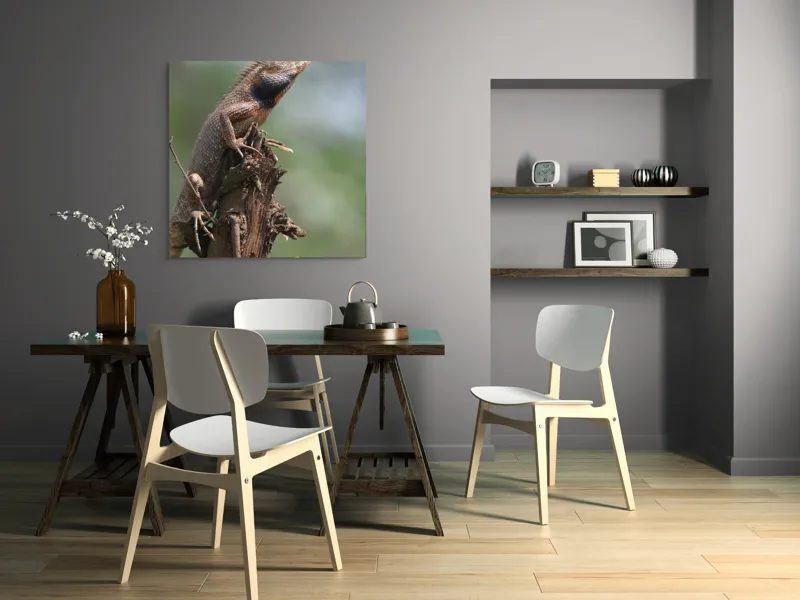 Tablou Canvas, "Șopârlă în așteptarea prăzii", Șopârlă, Creastă, Lemn, Natură, Verdeață, Vigilență, Echilibru, Solitudine, Texturi, Detalii., 100 x 100 cm – poza 6