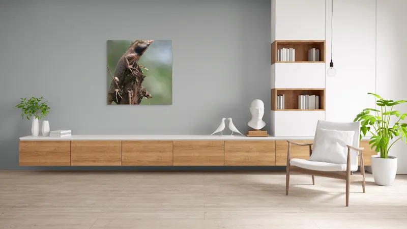 Tablou Canvas, "Șopârlă în așteptarea prăzii", Șopârlă, Creastă, Lemn, Natură, Verdeață, Vigilență, Echilibru, Solitudine, Texturi, Detalii., 100 x 100 cm – poza 8