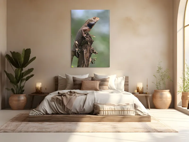 Tablou Canvas, "Șopârlă în așteptarea prăzii", Șopârlă, Creastă, Lemn, Natură, Verdeață, Vigilență, Echilibru, Solitudine, Texturi, Detalii., 100 x 150 cm – poza 3