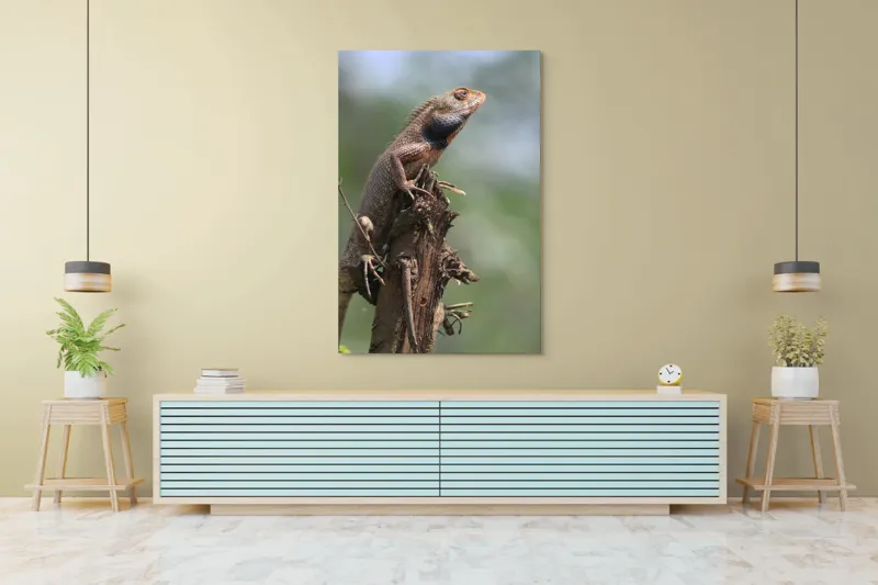 Tablou Canvas, "Șopârlă în așteptarea prăzii", Șopârlă, Creastă, Lemn, Natură, Verdeață, Vigilență, Echilibru, Solitudine, Texturi, Detalii., 100 x 150 cm – poza 4